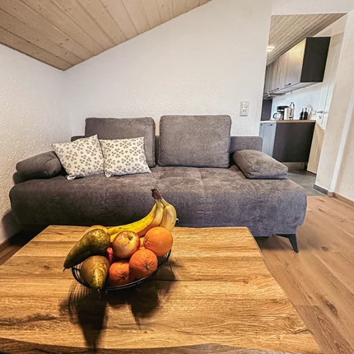 Ferienwohnung Regaiß Couch und Couchtisch mit Obstkorb