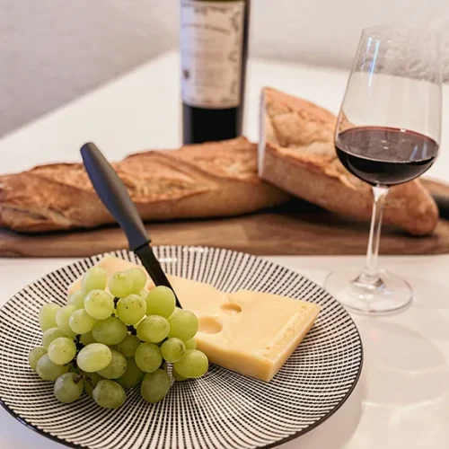 Snack mit Brot. Käse, Wein und Trauben