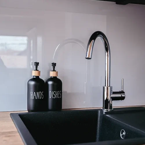 Küche Waschbecken mit Seifenspendern in schwarz und Beschriftung